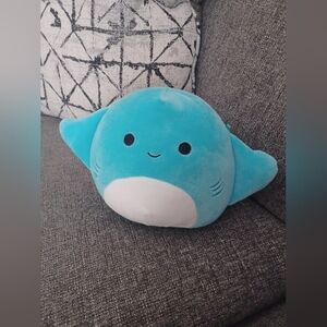 Squishmallow- MAGGIE THE STING REY